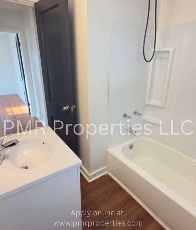 Building Photo - 3 Bedrooms/ 2 Bathrooms House