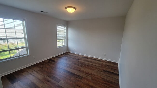 Building Photo - The 5 Bedroom You've Been Looking For!!