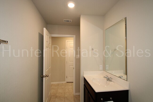 Building Photo - Modern Style Three Bedroom Home