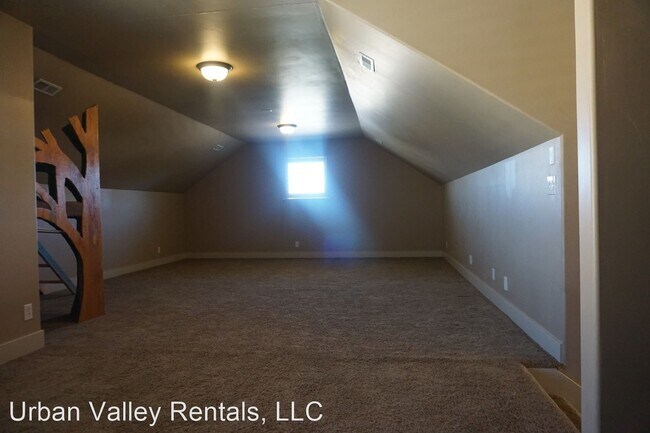 Building Photo - 4 br, 2.5 bath House - 222 E. Belle Glenn Cir