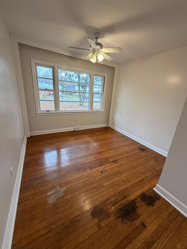 Building Photo - Brick 3/1.5 House in West Rome- $1,250