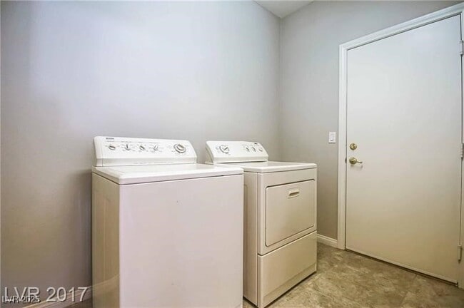 Building Photo - 348 Lakewood Garden Dr