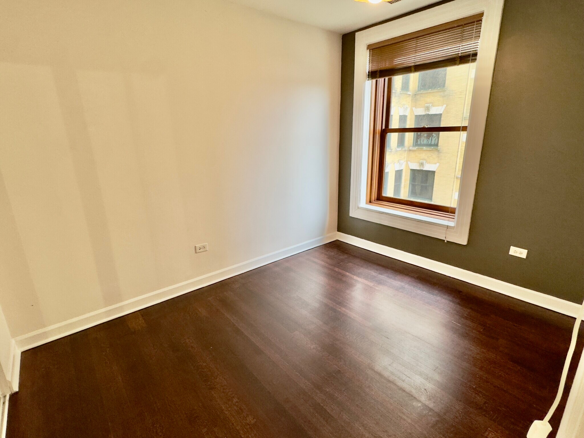Building Photo - 559 W Surf St
