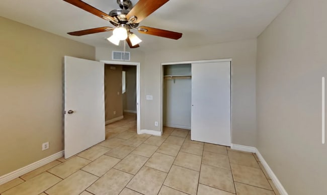 Building Photo - 5628 S 11th Dr