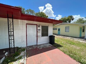 Building Photo - MAVEs Duplex 2003 21st st W