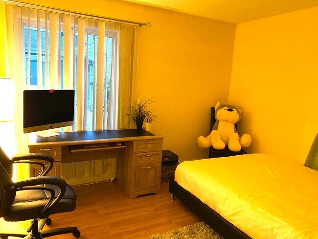 Building Photo - 1581 Quaker Ln