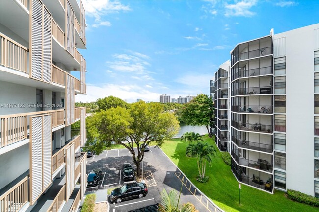 Building Photo - 3401 N Country Club Dr