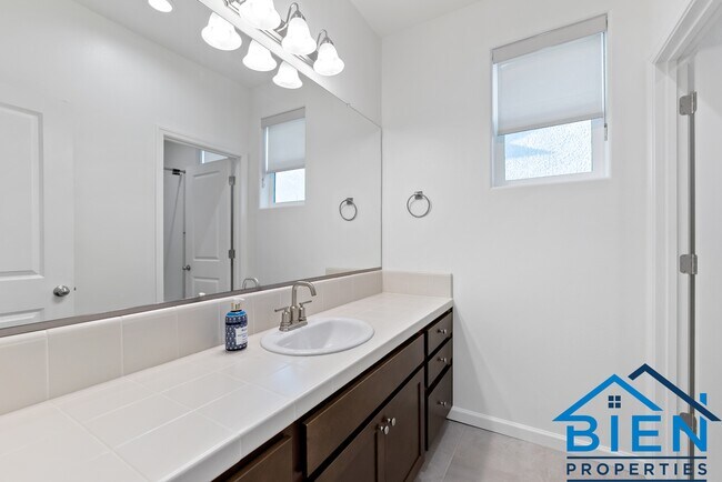 Building Photo - 1227 Las Rosas Ave