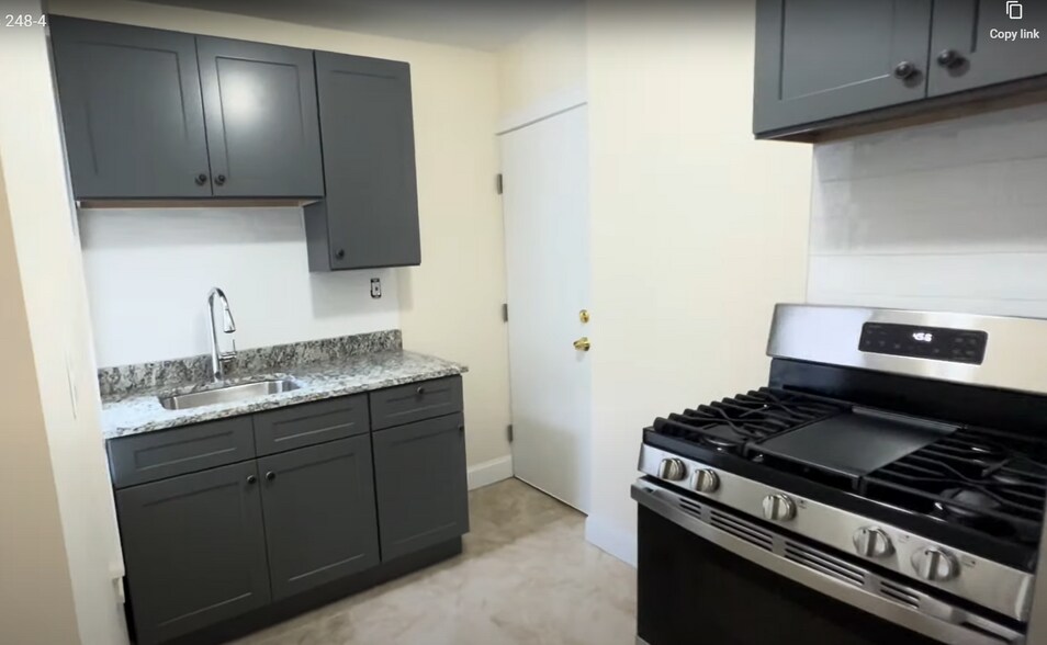 Primary Photo - 208 Kelton St