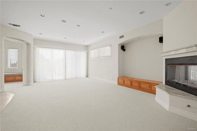 Building Photo - 711 N Paulina Ave