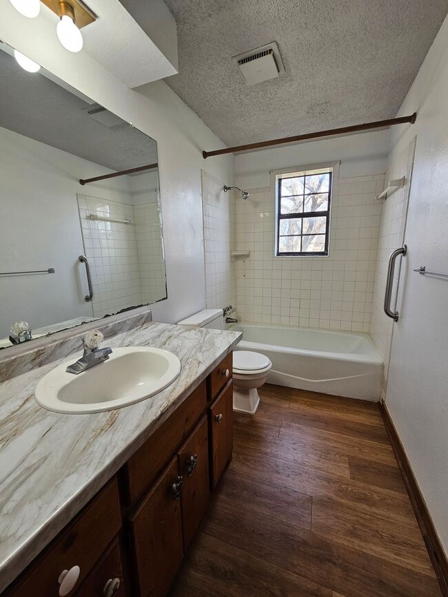 Building Photo - (2) Bed/(1) Bath Duplex in Noble Avail Ear...