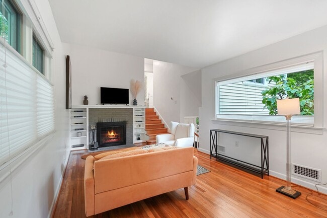 Building Photo - 3 Bed 1.5 Bath - Takoma Park Cottage - Mov...