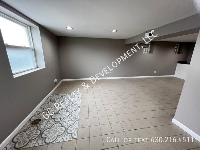 Building Photo - 2227 N Clybourn Ave