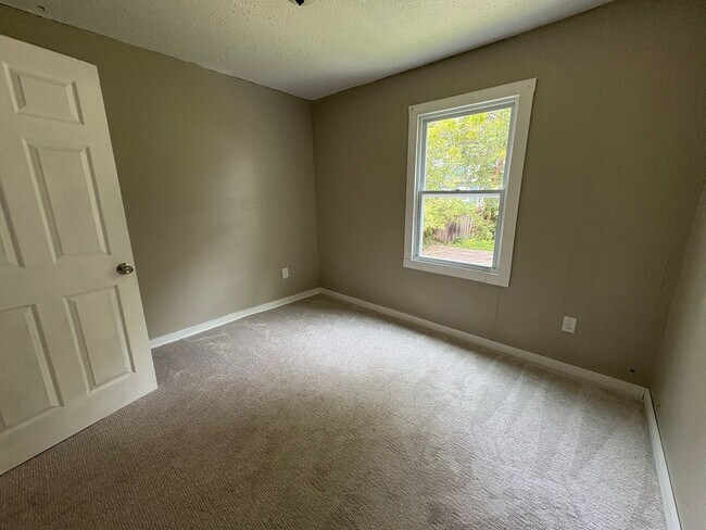 Building Photo - 4224 Fairview Dr