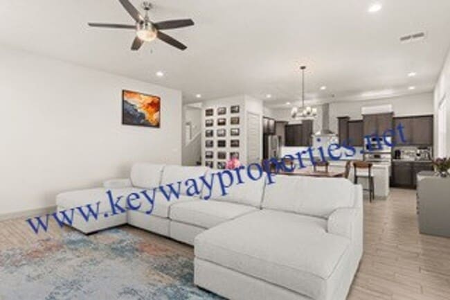 Building Photo - Like New Los Lunas Home!