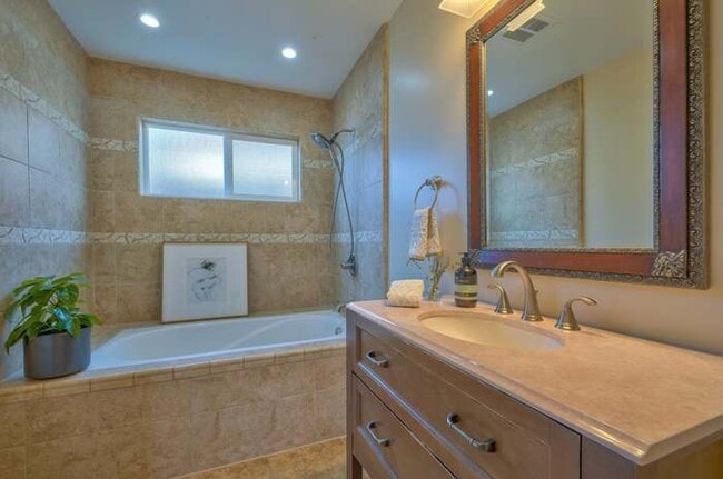 Building Photo - 1209 Darwin St