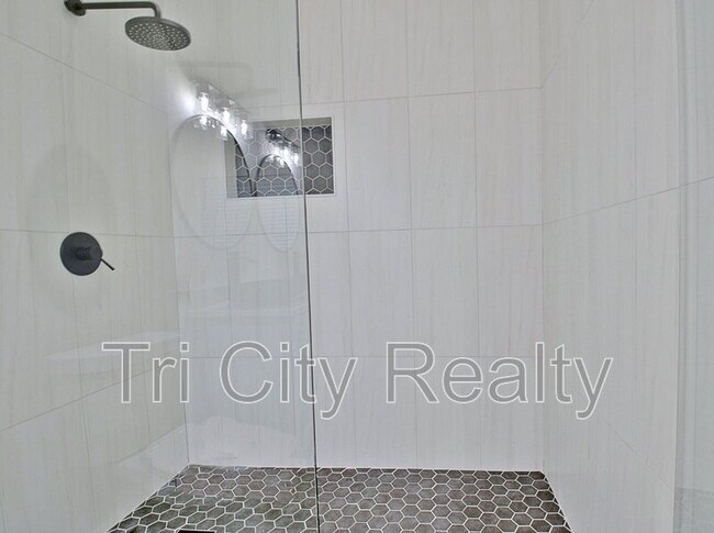 Building Photo - 150 Drennan Dr