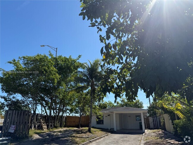 Building Photo - 1704 SW 43rd Ave
