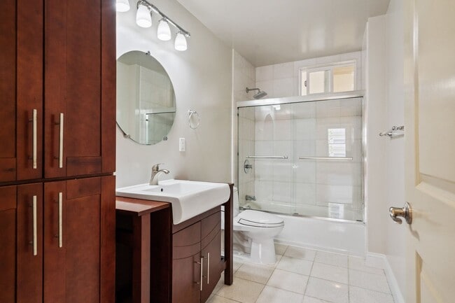 Building Photo - Heart of Hayes Valley - Updated 3 Bed, 2 B...