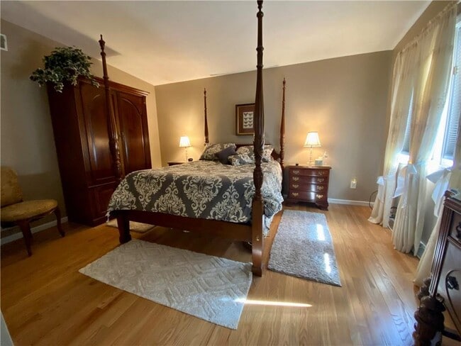 Building Photo - 9 Shadow Brook Ln