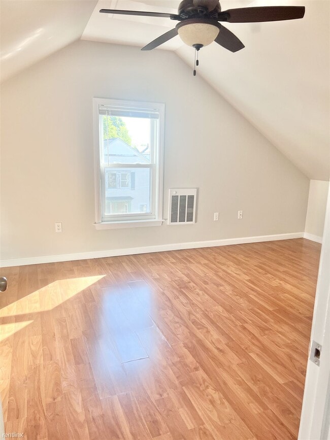 Building Photo - 1 br, 1 bath Triplex - 35 Edgewood Street ...