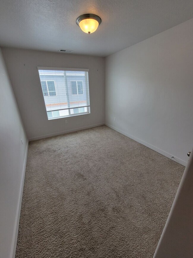 Building Photo - 4 Bedroom Town Home for Rent