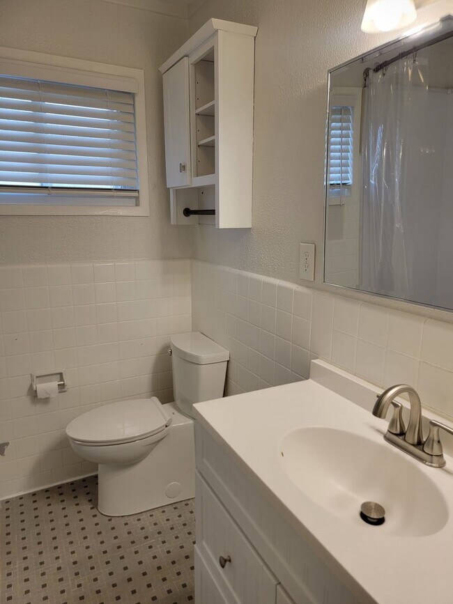 Building Photo - Beautiful cottage in East Hill area!