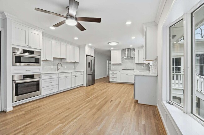 Building Photo - Spacious and Unique 5-Bedroom Home in Chapel Hill!