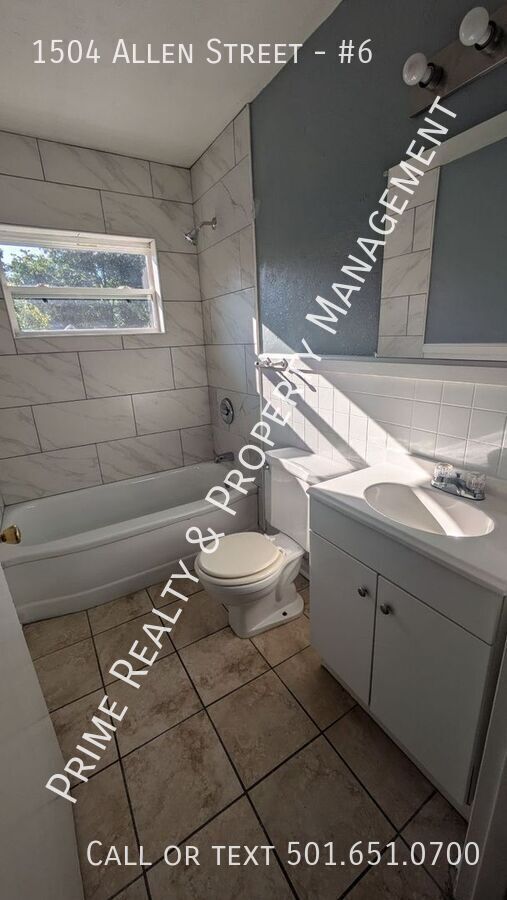 Building Photo - 1504 Allen St