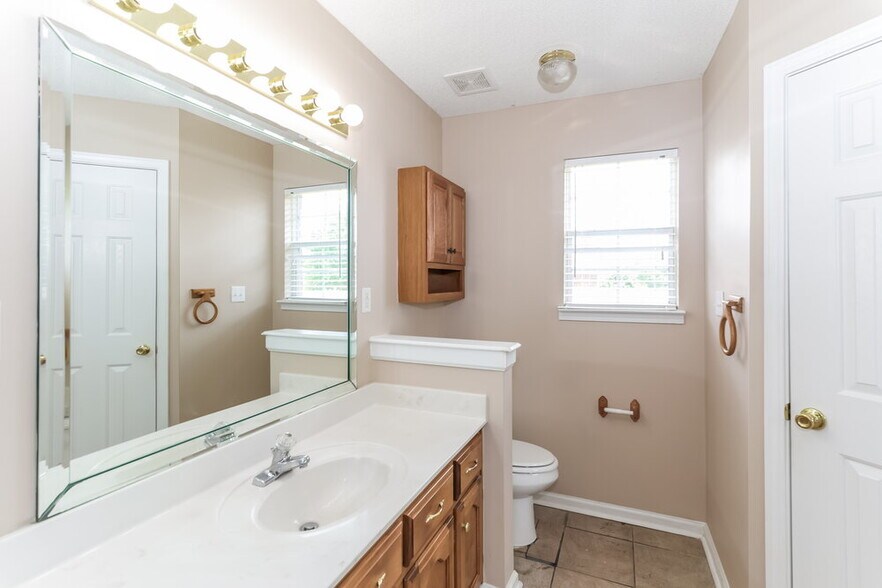 Building Photo - 1128 Fredrick Dr