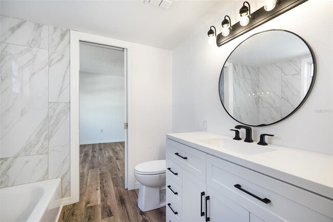 Building Photo - 8828 Bay Pointe Dr