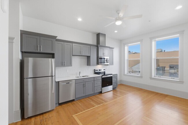 Building Photo - MOVE IN SPECIAL - NEWLY RENOVATED DOWNTOWN SALEM STUDIO