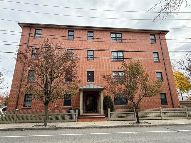 Primary Photo - 20 Locust St