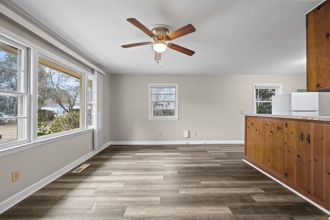 Building Photo - Welcome to Lakeview Park!