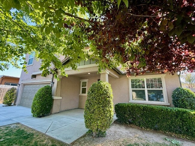 Building Photo - Beautiful Spacious 5 Bedroom Home located ...