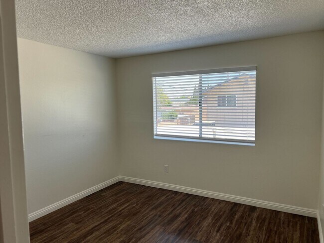 Building Photo - FARQUHAR 4081-4087