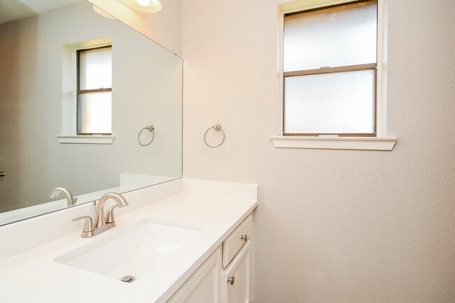Building Photo - 5014 Meadow Crest St