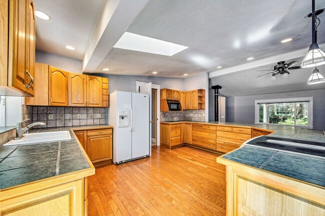 Building Photo - 4+ Bedroom Home - Surrounded by Nature, ne...