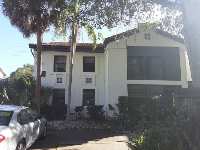 Building Photo - Seasonal-Beautifully renovated top floor 2/2 condo downtown Sarasota.