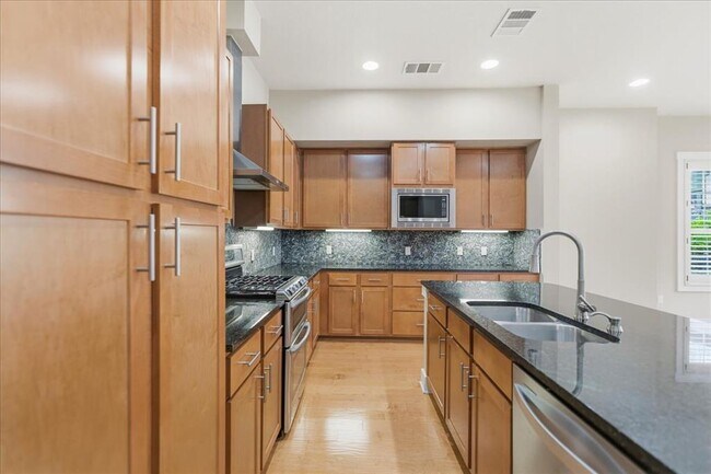 Building Photo - 2520 Bluebonnet Ln