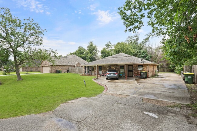 Building Photo - One of a kind, adorable 2 bed/1bath