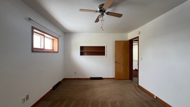Building Photo - Lovely Spacious House in great location !!