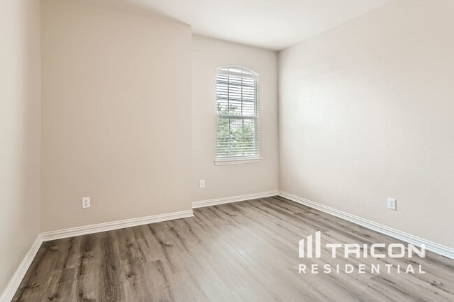 Building Photo - 15904 Alvarado Dr