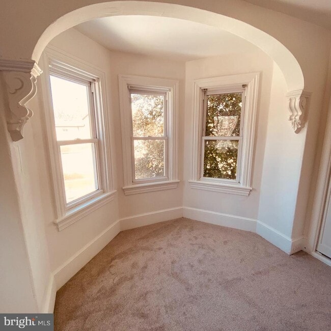 Building Photo - 328 S Broadway