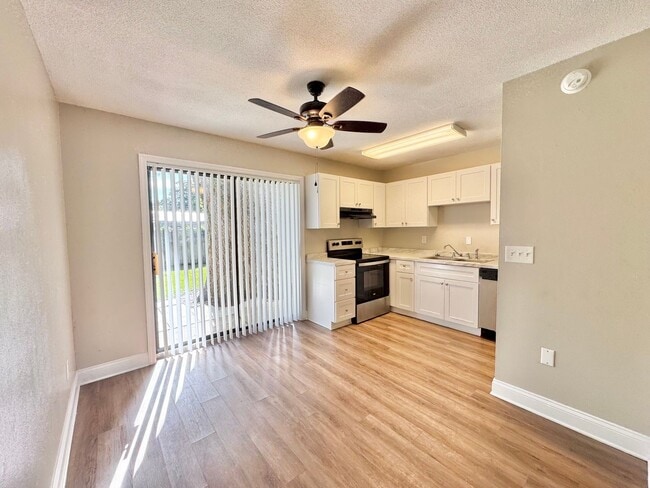 Building Photo - Apartment - Right off Cypress Gardens Blvd