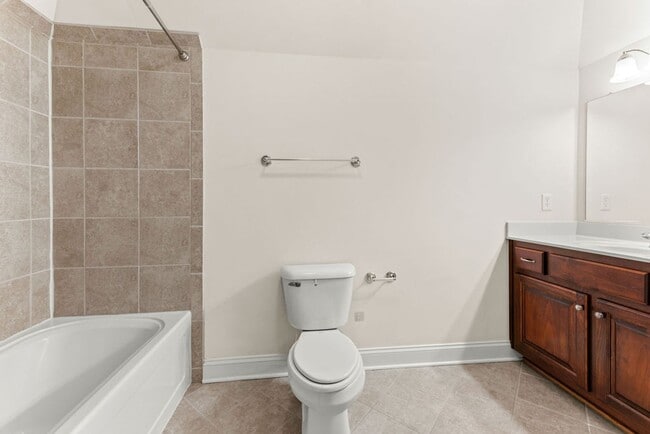 Building Photo - Large home with 5 bedrooms in Brickshire