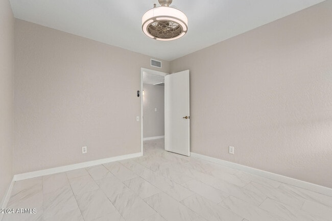 Building Photo - 9138 E Davenport Dr