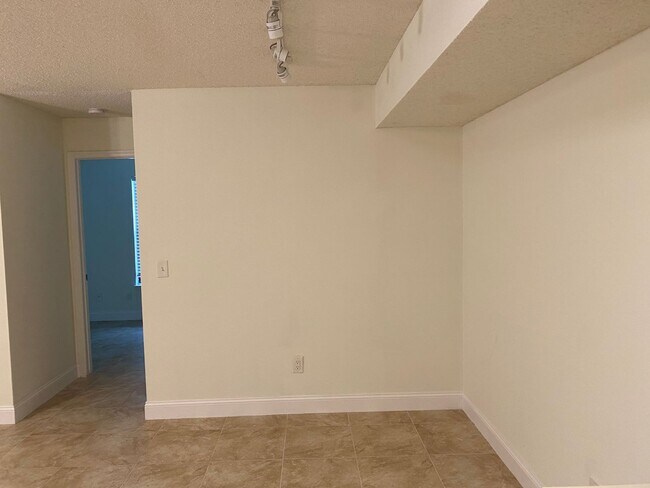 Building Photo - Lush Tropical Condo in North Naples