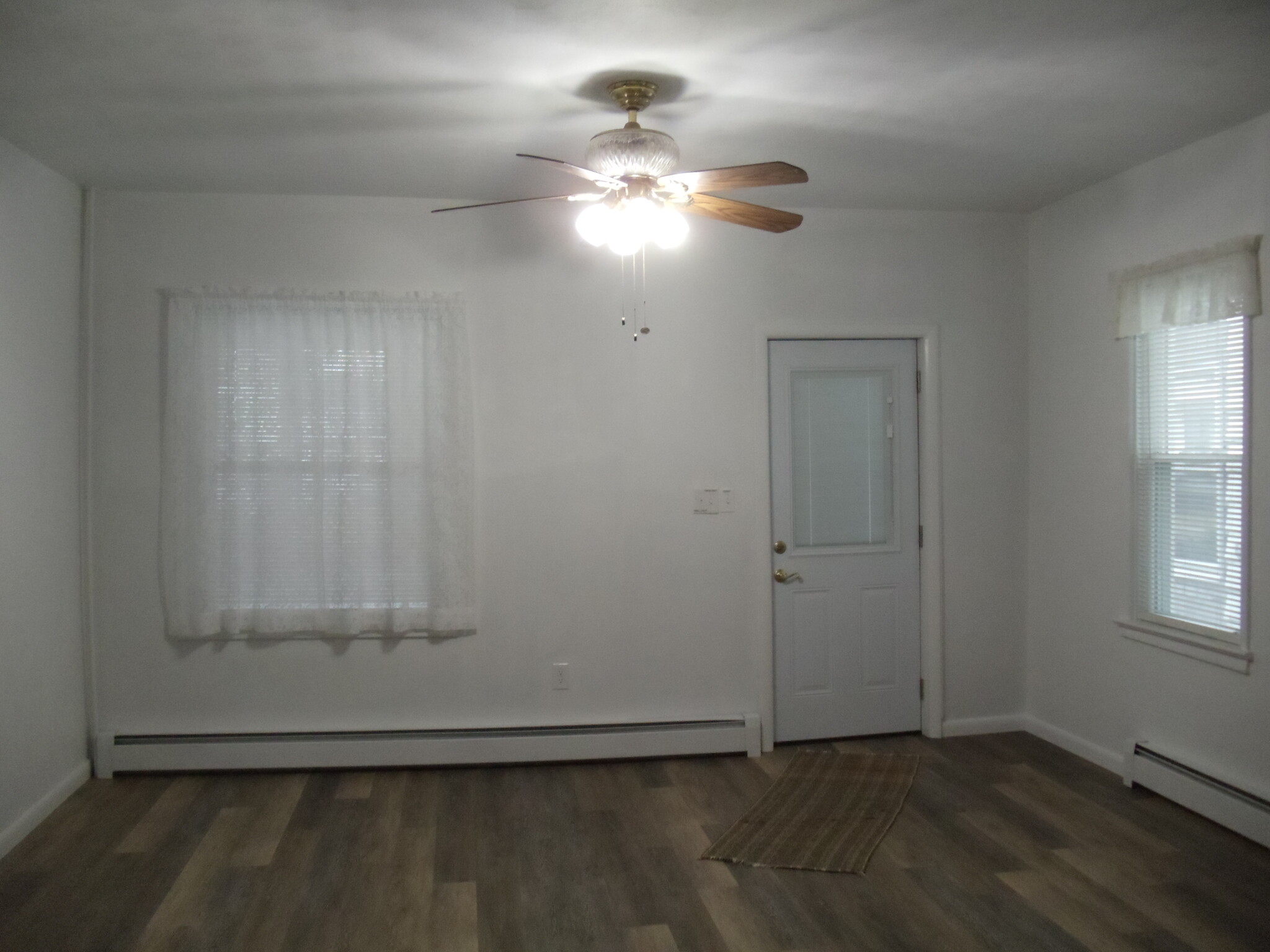 livingroom - 376 Miller St
