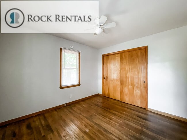 Building Photo - 2 Bed 1 Bath with Detached 2 Car Garage